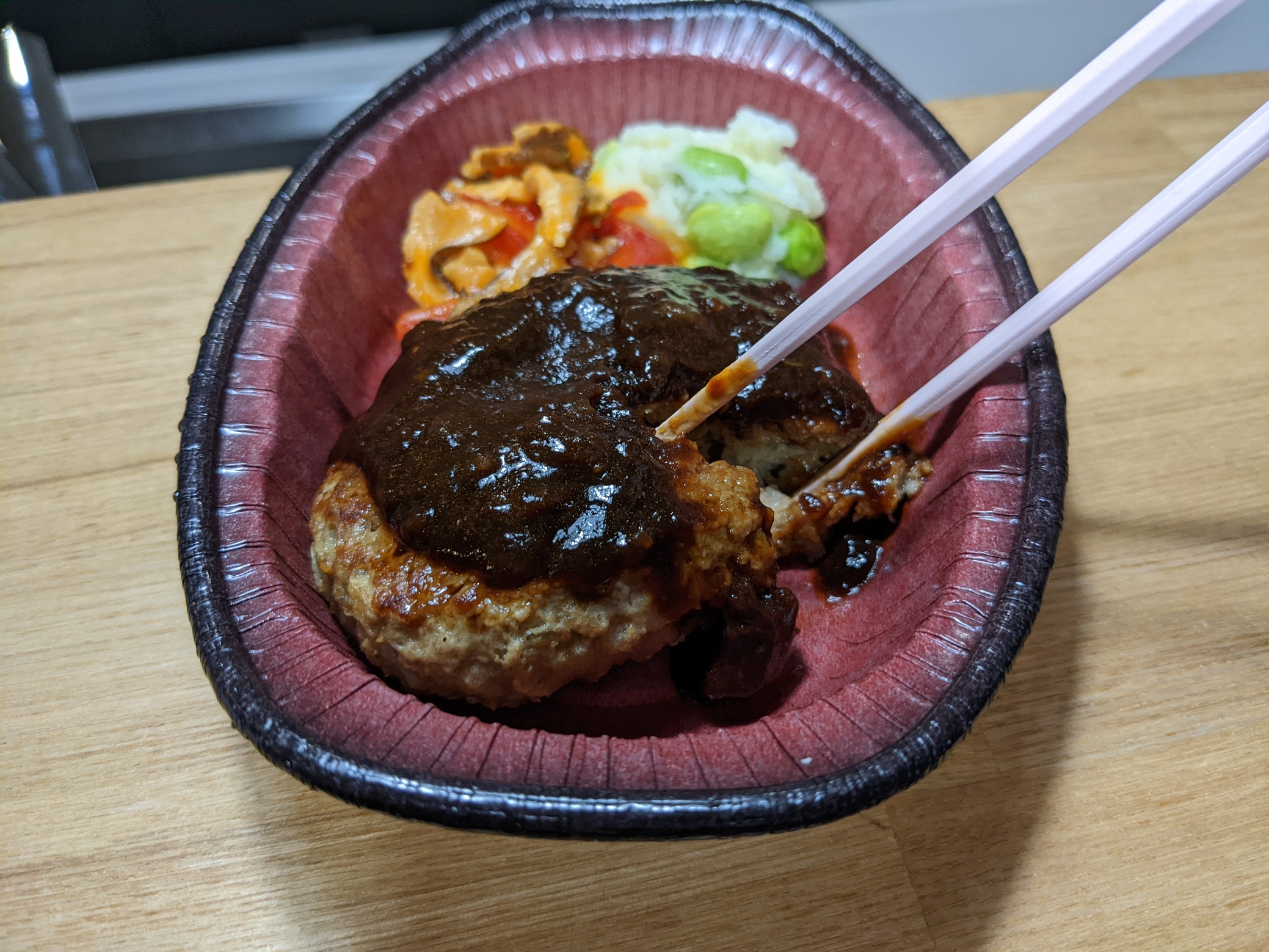 ハンバーグ弁当　実食　いただきます