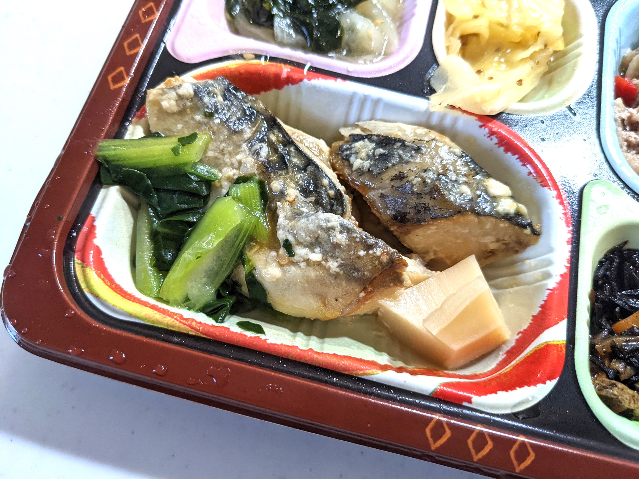 食宅便の主菜のサバの塩麴焼き