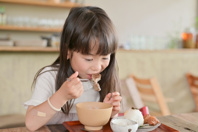 食事をする子供