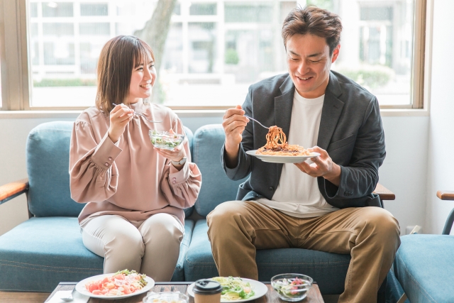 男性と女性が食事している