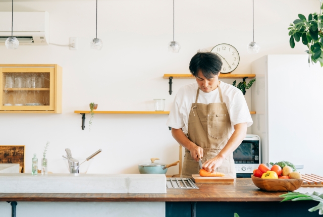 自炊をする男性