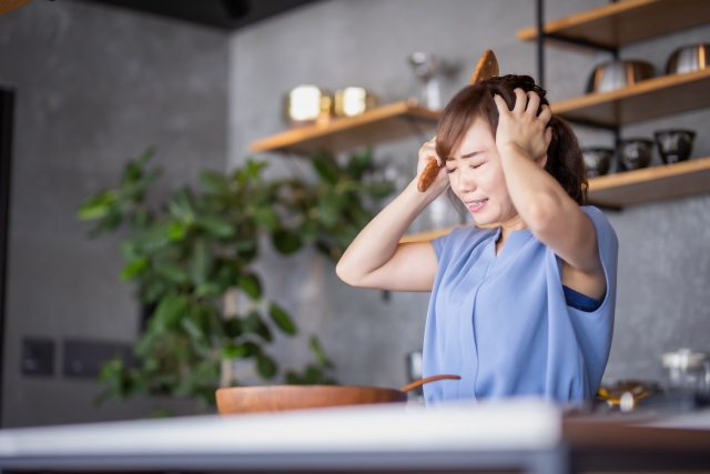 頭を抱える女性