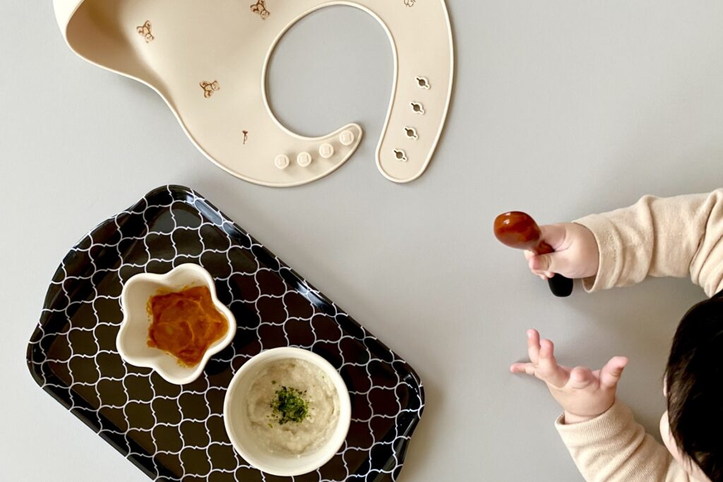 ハイハイする赤ちゃんと離乳食の画像