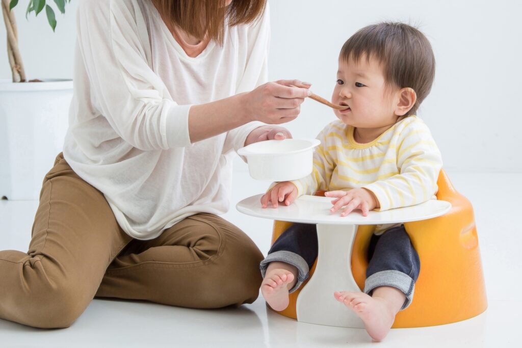 離乳食を食べない赤ちゃんをサポートする画像